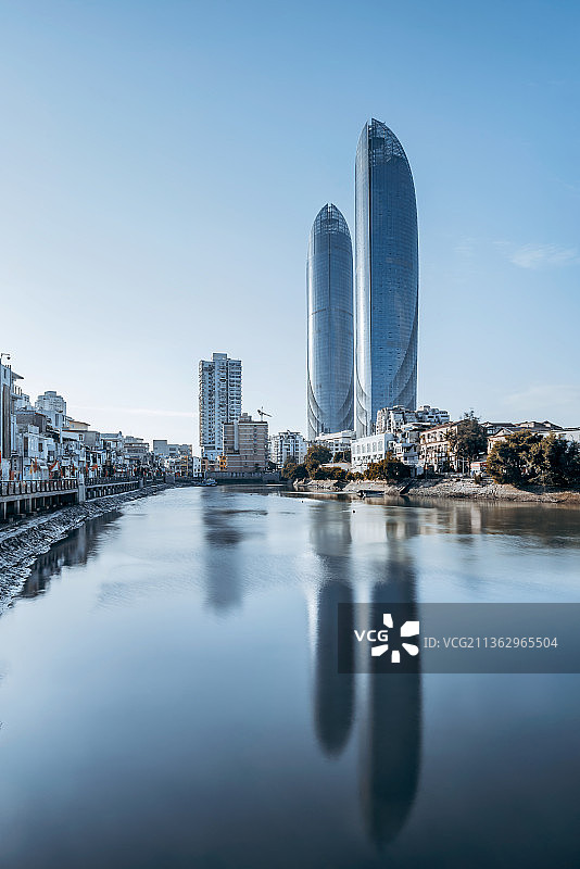 中国福建厦门沙坡尾和世贸双子塔慢门风光图片素材