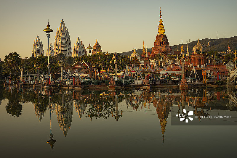 云南西双版纳景洪告庄西双景大金塔星光夜市湄公河六国水上市场图片素材