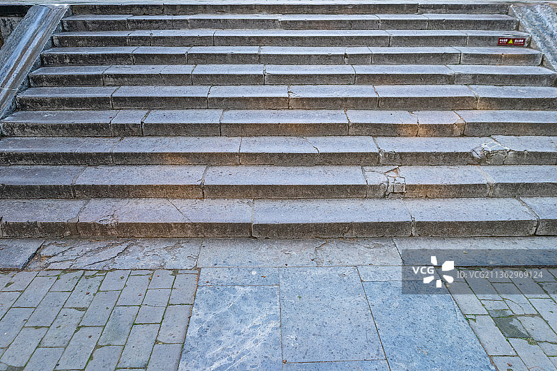 中国山东泰安泰山景区著名景点岱庙行宫里的石阶图片素材