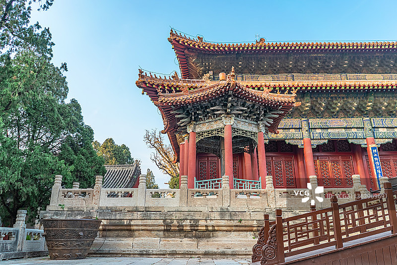 中国山东泰安泰山风景区著名景点行宫岱庙里的古亭图片素材