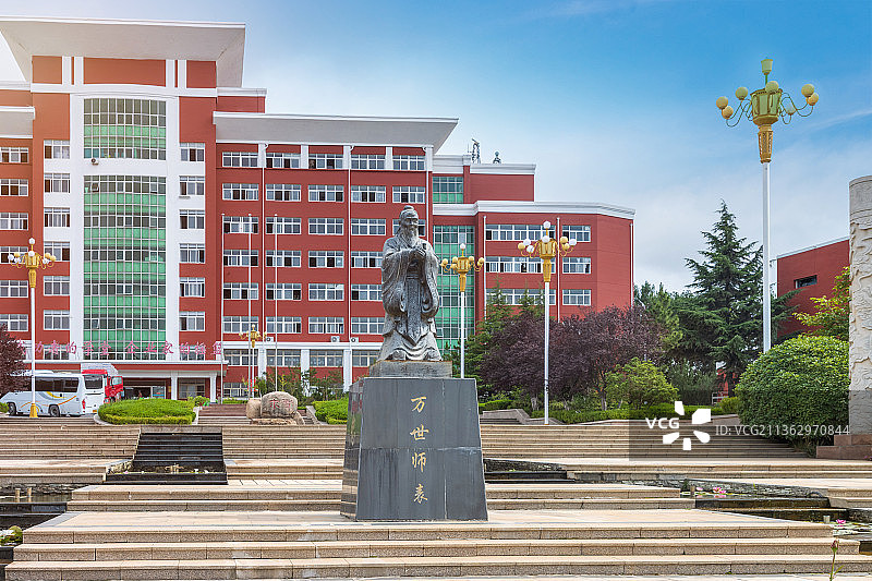 校园风光，代表教育理念的孔子雕像图片素材