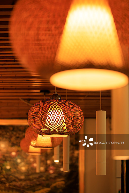 低角度的灯具吊在天花板图片素材