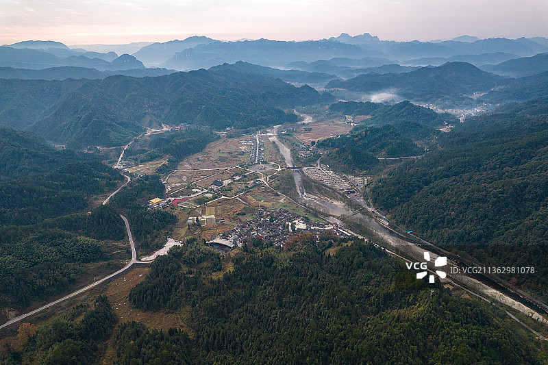 航拍贵州省铜仁市江口县梵净山寨沙侗寨与金佛寺图片素材