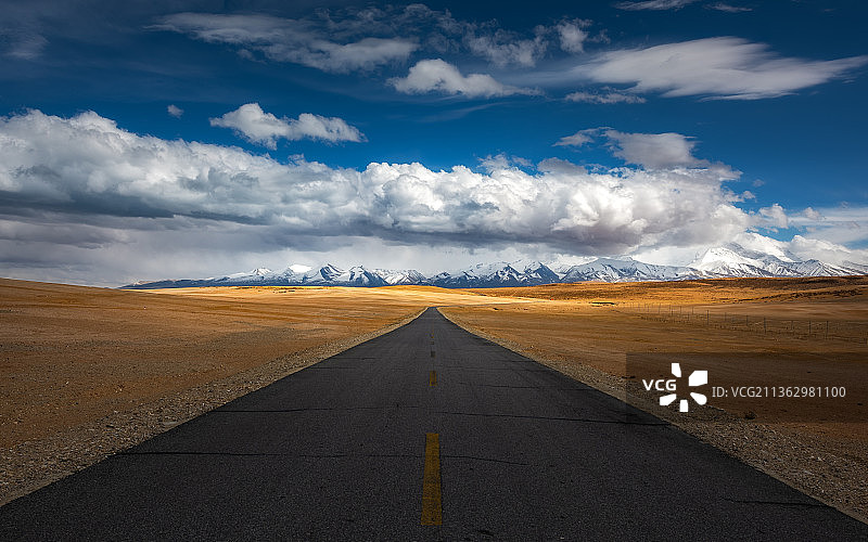 公路或蜿蜒或笔直，但始终指向远方#在远方#图片素材