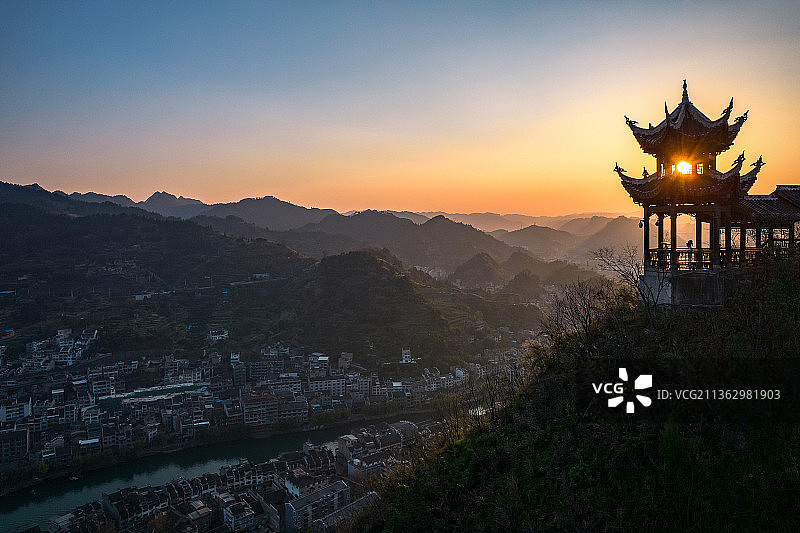 航拍贵州省黔东南州镇远古城日落图片素材