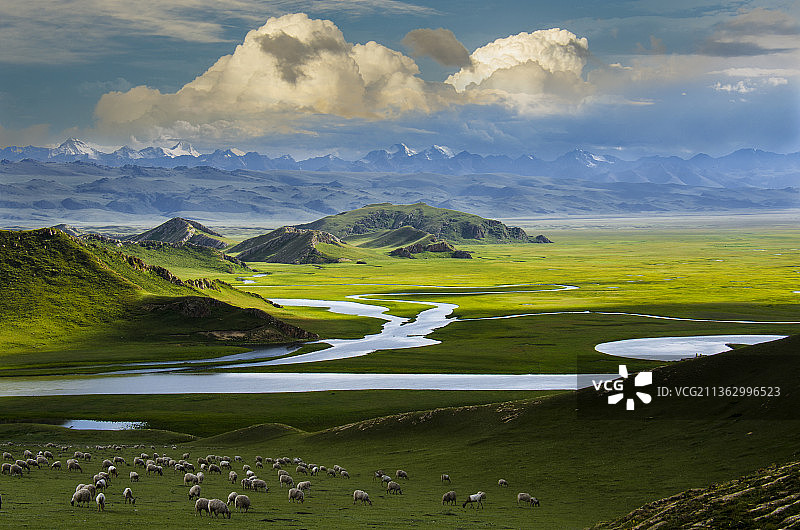 夕阳下的巴音布鲁克草原图片素材