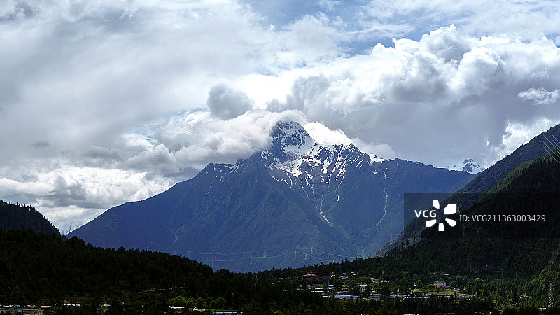 白雪皑皑的群山在天空中的全景图片素材