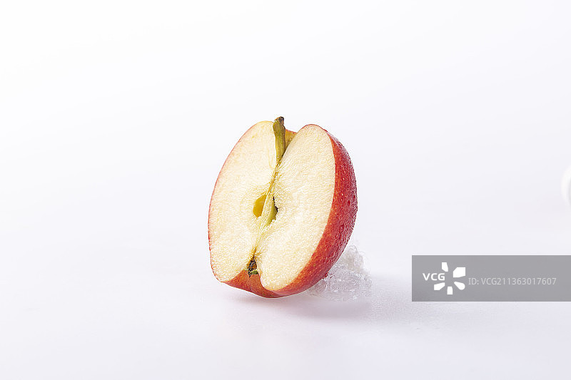 白色背景上切开一半的苹果图片素材