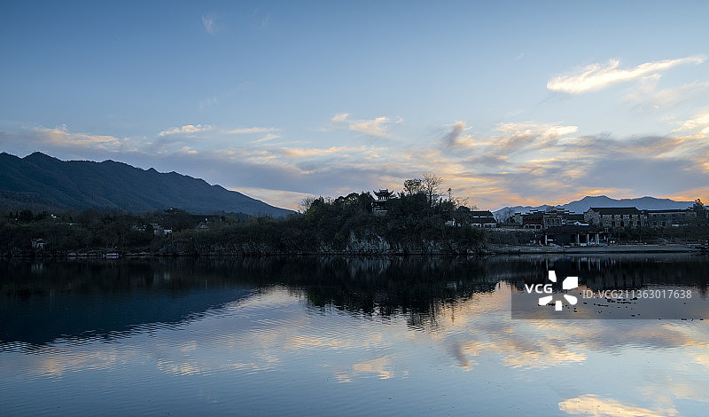 暮色中的安徽宣城泾县桃花潭图片素材