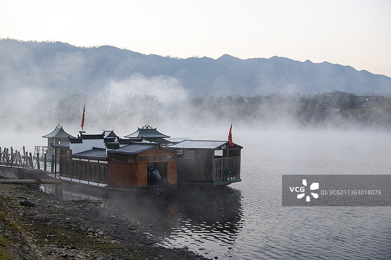 安徽宣城泾县桃花潭晨雾缭绕恍若仙境图片素材