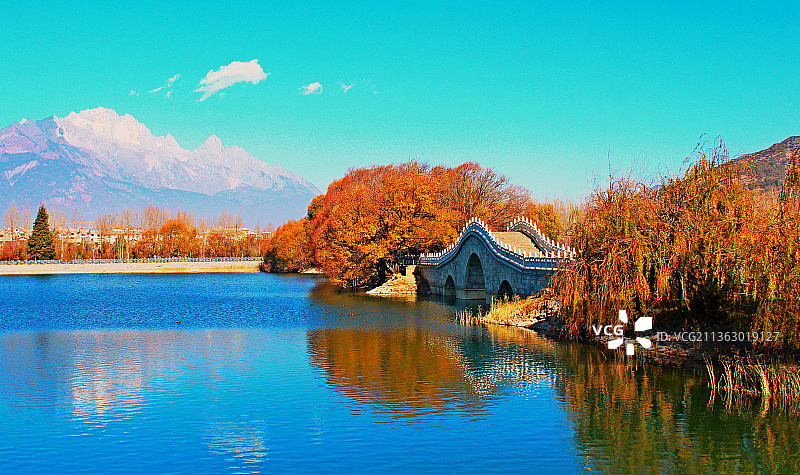 清溪湖畔玉龙山2图片素材