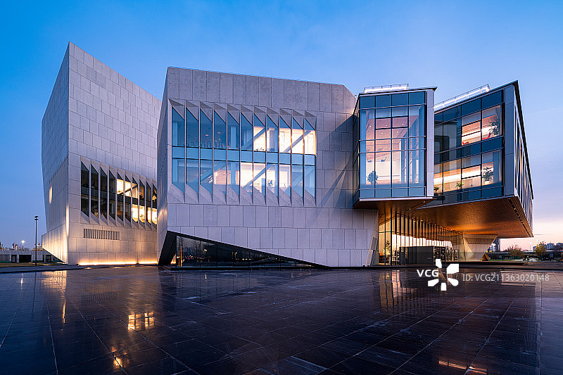 夜景下的现代城市艺术建筑与天际线图片素材