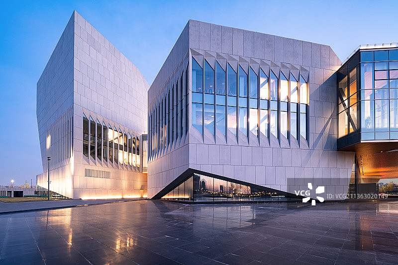 夜景下的现代城市艺术建筑与天际线图片素材