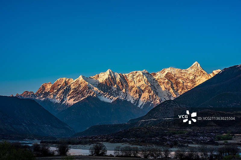 黄昏下的南迦巴瓦峰图片素材