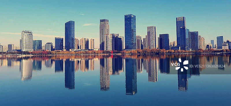 城市天际线-霸都天鹅湖倒影图片素材