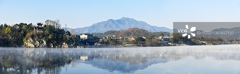 安徽宣城泾县桃花潭晨雾飘渺图片素材