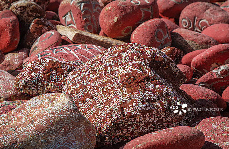 玛尼石，祈福，文字，红色，石头，文化，西藏文化，宗教，玛尼堆图片素材