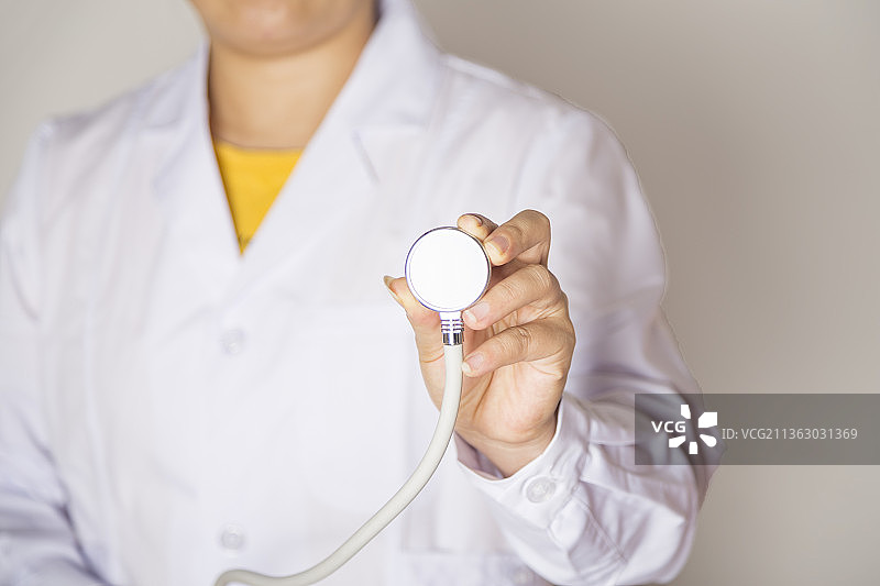 医生拿着听诊器半身特写图片素材