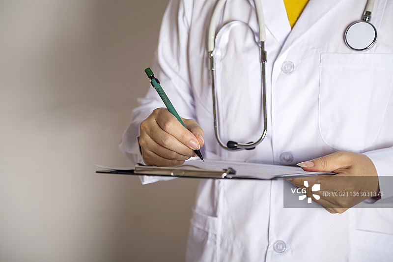 医生正在做记录半身特写图片素材
