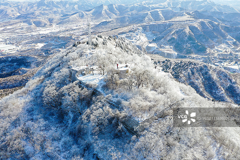 航拍济南章丘胡山的雪景雾凇图片素材