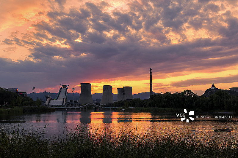 日落，晚霞，滑雪大跳台，北京会，会会场，倒影，烟囱，反射，锅炉，工业摄影，首钢园图片素材