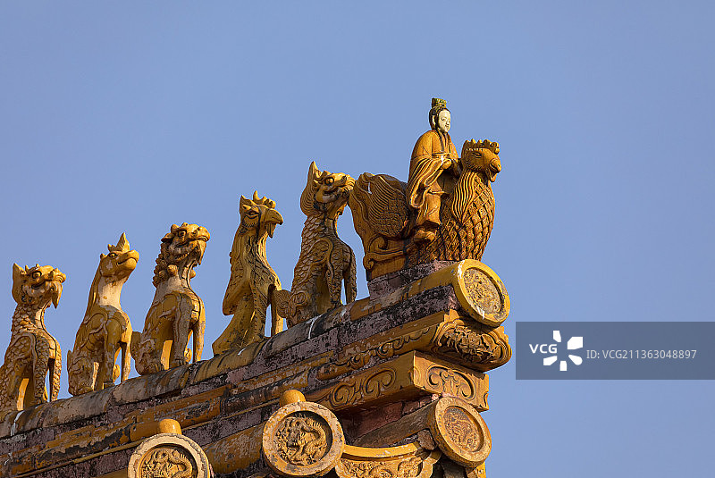 北京故宫的屋脊，脊兽，琉璃瓦，建筑构建，特写，光影，冬天，晴朗，天空，瓦当，北京建筑，古建筑，红墙图片素材