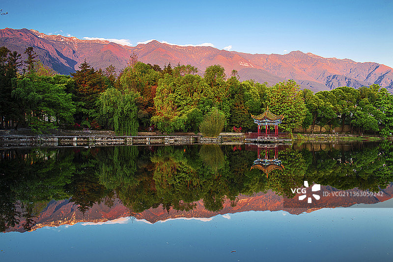 大理三塔花园苍山：树木环绕的湖泊景观图片素材
