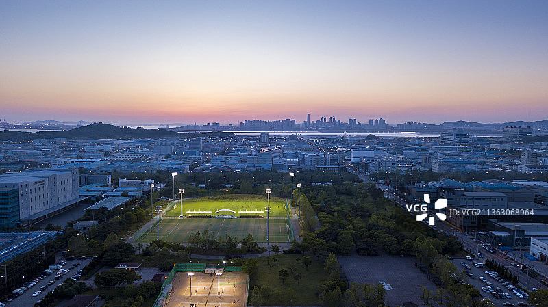 韩国首尔仁川市工业园区，日落时分的建筑高角度景观图片素材