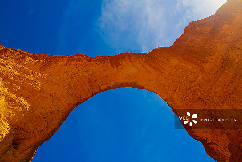 乍得恩内迪高原阿洛巴拱门的抽象岩层仰视图图片素材