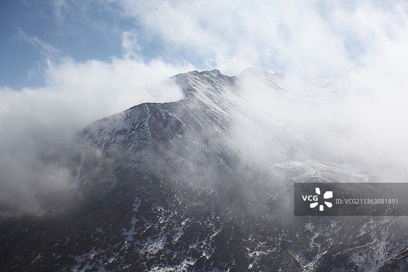 云雾缭绕的巴郎山图片素材