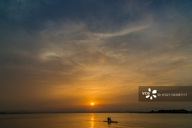 夕阳划船人图片素材