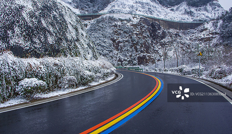 雪后绩溪电站彩虹路图片素材