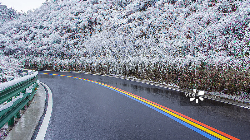 雪后绩溪电站彩虹路图片素材