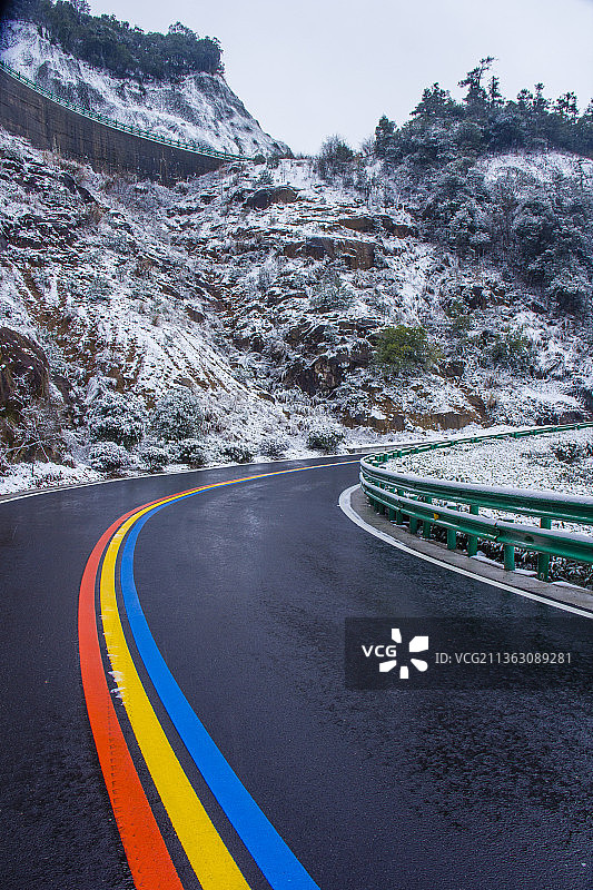雪后绩溪电站彩虹路图片素材