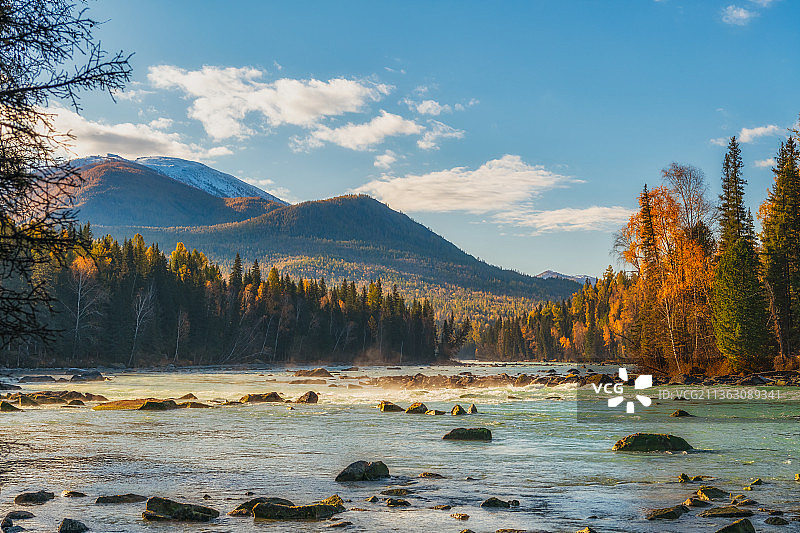 新疆阿勒泰地区布尔津喀纳斯景区喀纳斯河秋季户外风光图片素材
