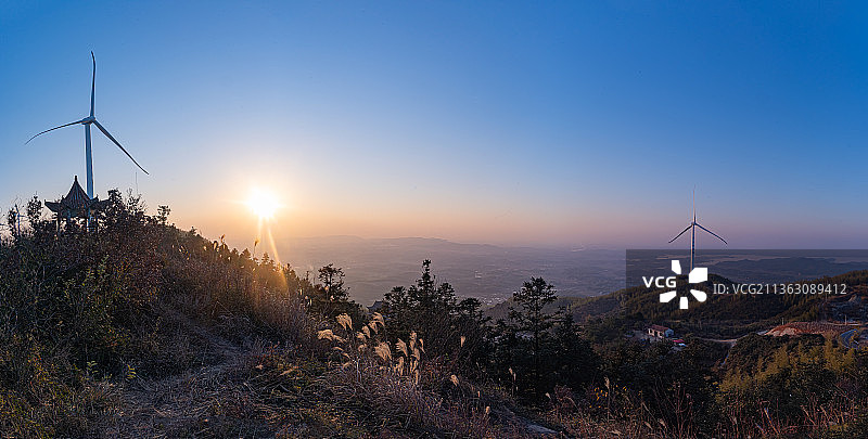 日落与风力发电机图片素材