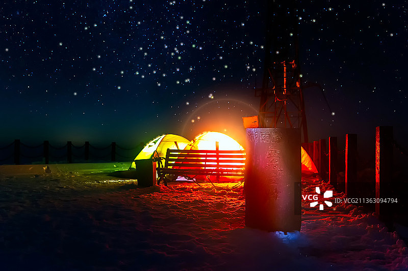 湖南屋脊壶瓶山雪夜星空图片素材