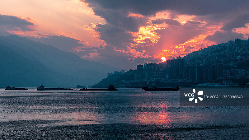 重庆:巫峡红叶红似火,峡谷幽深美如画图片素材