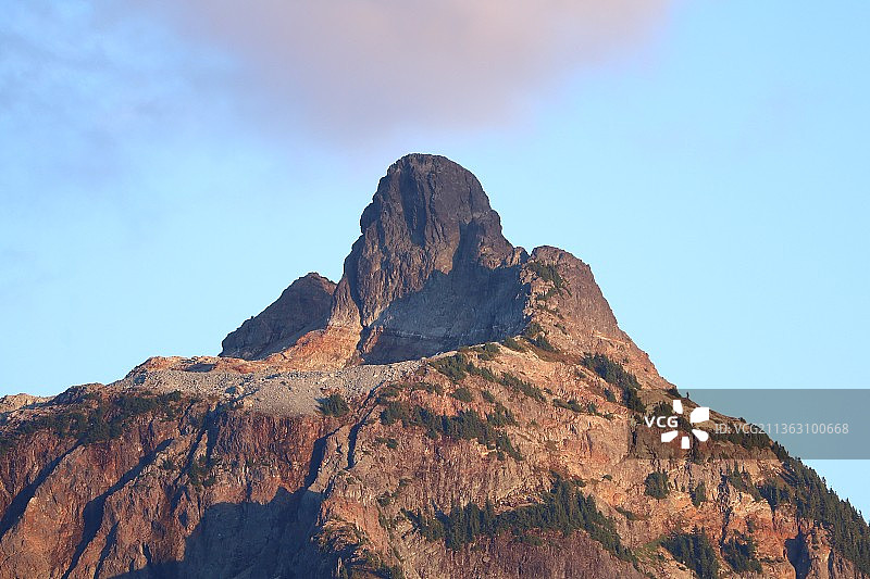 夕阳下的山顶图片素材