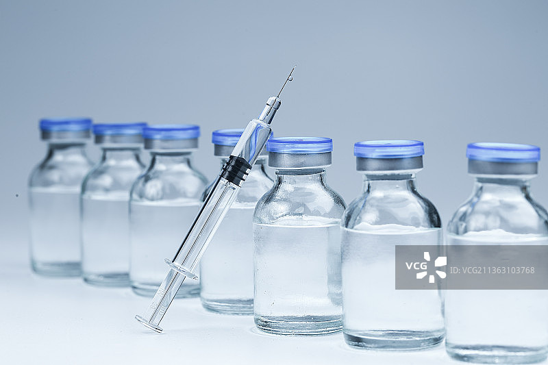 疫苗玻璃注射器和疫苗玻璃瓶放在白色背景上图片素材