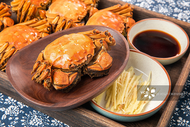煮熟的阳澄湖大闸蟹，秋天上市，传统美味图片素材