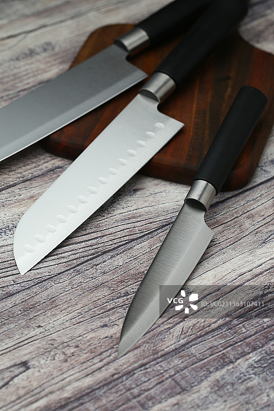 锋利的厨师刀具套装放在案板上图片素材