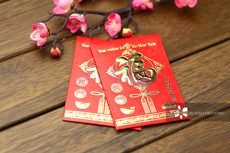 春节红包放在木桌上图片素材