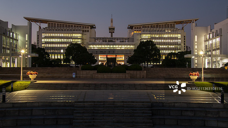 华灯初上的大学图书馆图片素材