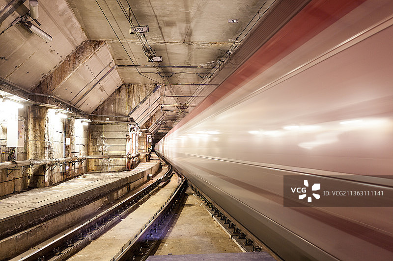 Thalys列车、空旷的火车站站台图片素材