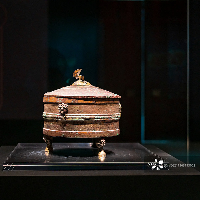 中国东汉时期文物，鎏金错银铜扣漆樽图片素材
