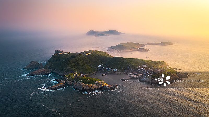 海岛渔山岛梦幻黄昏俯瞰航拍图片素材