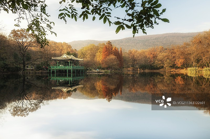 南京紫金山流徽榭秋景图图片素材