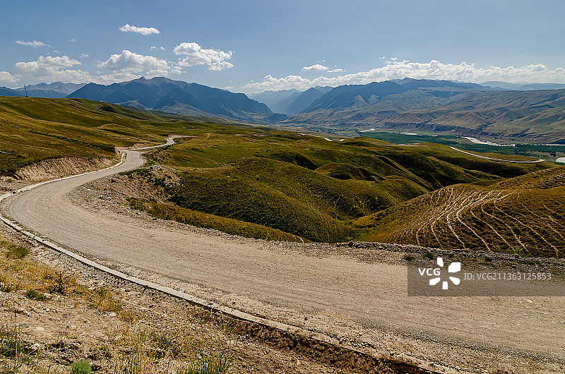 高视角拍摄适合做越野汽车广告背景图的中国新疆伊犁的路图片素材