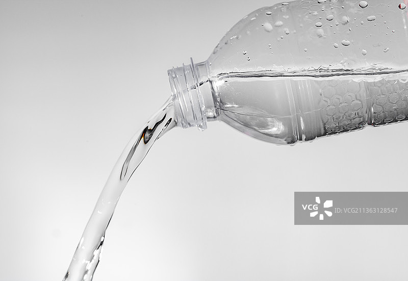 透明塑料瓶流出来的水流图片素材